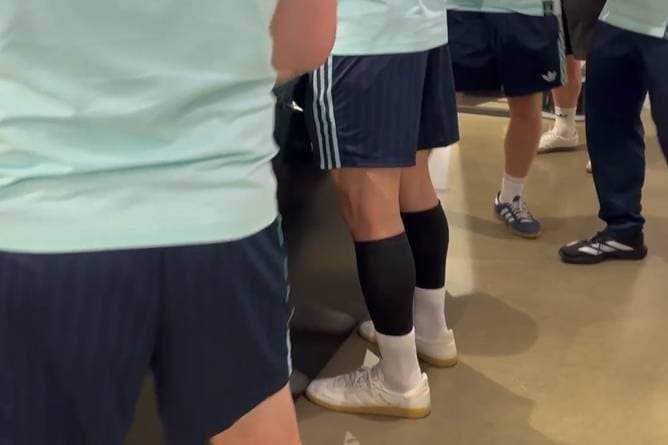 Detail an Neuers Waden fällt ins Auge