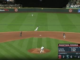 Was war das denn?! In Superman-Manier fängt Shortstop J.P. Crawford von den Seattle Mariners im MLB-Spiel gegen die Boston Red Sox den Ball ab - und beendet damit auf spektakuläre Weise die Partie.