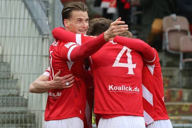 Cottbus erobert Tabellenspitze