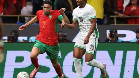 Marokkos Star Achraf Hakimi (l.) im Zweikampf