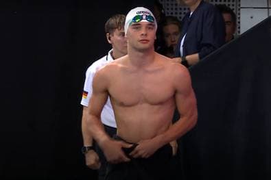 Kuriose Hosen-Panne beim Schwimmen