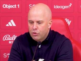 Der FC Liverpool gewinnt durch einen Last-Minute-Treffer mit 1:0 bei Nottingham Forest. Trainer Arne Slot spricht über den glücklichen Sieg und gibt beim verletzten Florian Wirtz Entwarnung.