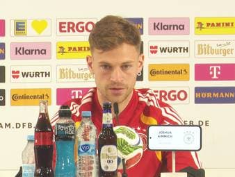 Joshua Kimmich spricht über das Zusammenspiel mit Aleksandar Pavlovic beim FC Bayern. Anschließend bügelt er eine Nachfrage kurz und knapp ab.