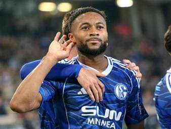 Furiose Schalker stürmen an die Spitze