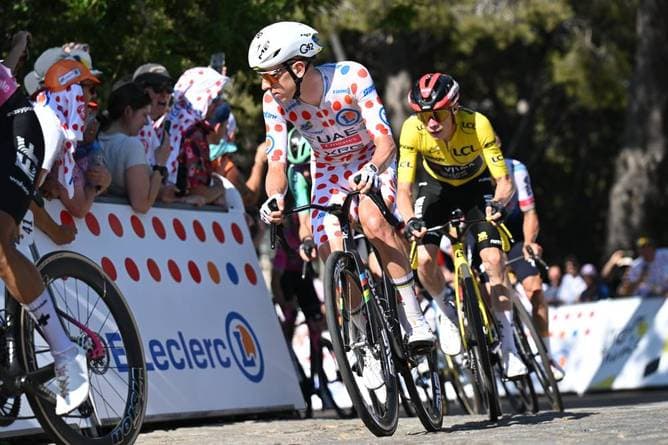 Brände und Berge: Brisante Tour-Etappe