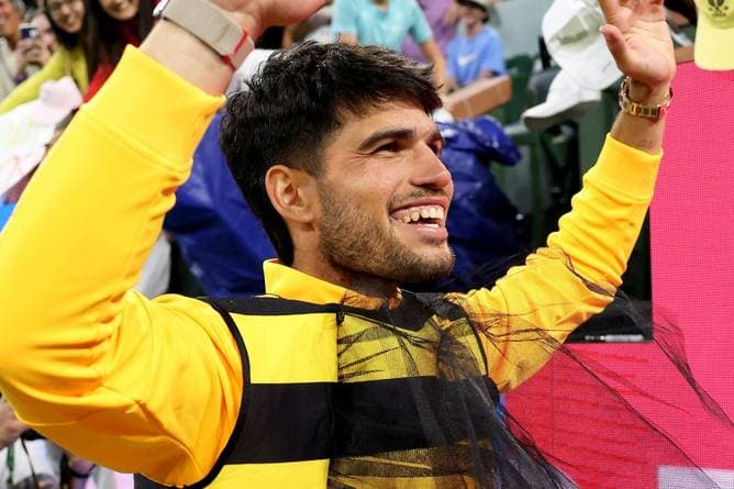 "Biene“ Alcaraz sorgt für Lacher