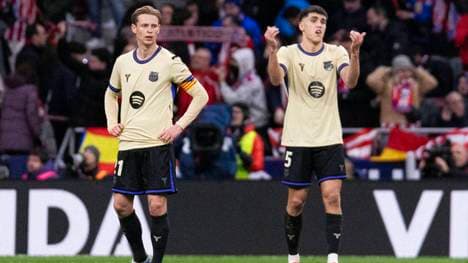 Frenkie de Jong und Pau Cubarsi sind ob des aberkannten Tores in Madrid fassungslos