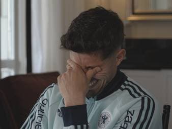 Bei einer Frage zu seinem Aussehen wird Kai Havertz auf der Pressekonferenz überrumpelt. 