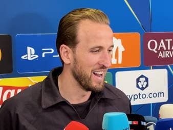 Vor dem Rückspiel des FC Bayern gegen Atalanta Bergamo werden bei Harry Kane böse Erinnerungen an einen spontanen Einsatz als Torhüter wach - auch, weil das alte Video noch einmal herausgekramt wird. Der Stürmer nimmt es mit Humor und huldigt Comebacker Jonas Urbig.