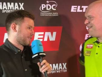 Michael van Gerwen gewinnt den German Darts Grand Prix und zeigt sich danach emotional.