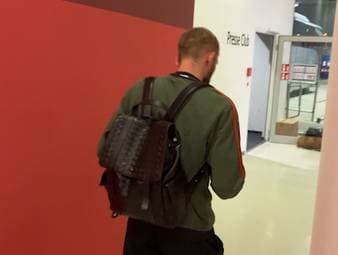 Nach dem verlorenen Halbfinal-Rückspiel gegen PSG und seinem TV-Interview geht Konrad Laimer gefrustet, ohne ein Wort zu sagen, an den Reportern der Mixed Zone vorbei.