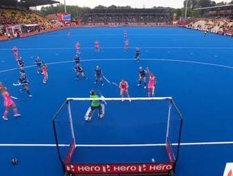 Die deutsche Frauen-Hockey-Nationalmannschaft ist mit einem souveränen 3:0-Erfolg gegen Schottland in die Hockey-WM gestartet. Als amtierender Vize-Europameister hat das Team damit die Zwischenrunde fest im Visier.