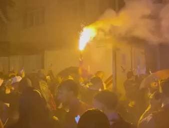 Nach dem Europa League Finalsieg gegen den SC Freiburg feiern die Aston Villa Fans den Titel ausgelassen in Istanbul. 