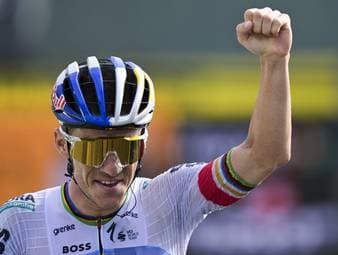 Die 15. Etappe der Tour de France hat es in sich! Remco Evenepoel holt überraschend den Sieg und Jonas Vingegaard erlebt einen folgenschweren Sturz. 