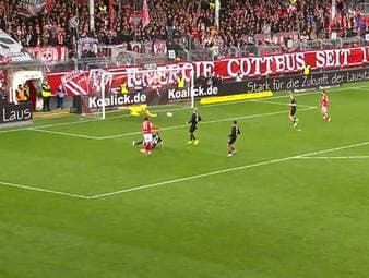 Energie Cottbus liefert sich in der 3. Liga einen wilden Schlagabtausch mit TSV Havelse. Trotz des knappen Sieges zeigt sich Energie-Coach Claus-Dieter Wollitz danach verärgert.