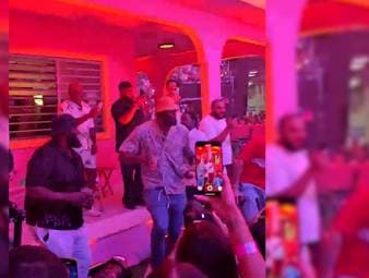 LeBron James ist zu Gast bei einem Konzert von Bad Bunny in Puerto Rico. Der Superstar tanzt ausgelassen und genießt die Sommerpause.