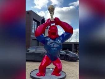 Ex-Bayern-Star Lucas Hernandez überrascht mit einem speziellen Deko-Accessoire. Vor seinem Haus thront ein großer Gorilla, der mit Frankreich-Trikot und WM-Pokal an den Titelgewinn 2018 erinnert.