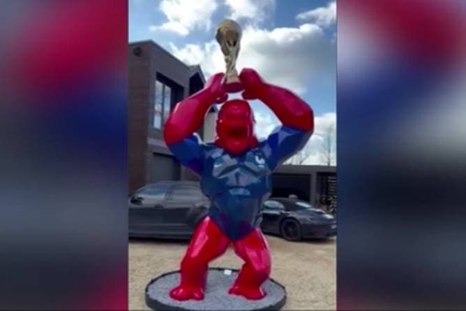 Ex-Bayern-Star präsentiert skurrile Gorilla-Statue