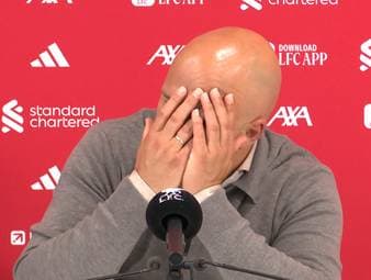 Trainer Arne Slot reagiert nach der 1:2-Niederlage gegen Manchester United mit Unverständnis, dass der Schiedsrichter das Spiel bei der schweren Kopfverletzung von Alexis Mac Allister nicht unterbrochen hat.