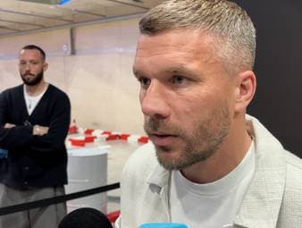 Lukas Podolski äußert sich in einer kleinen Medienrunde zur deutschen Fußball-Nationalmannschaft und der Stürmerdebatte um Deniz Undav. 