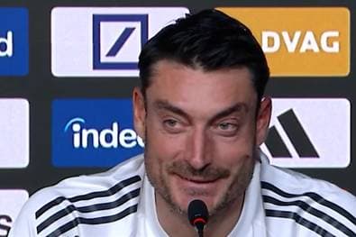 Graue Haare? Bei dieser Frage muss Riera schmunzeln