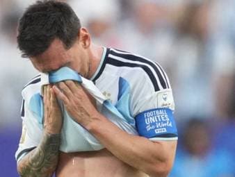 Nach seinem ersten Treffer im WM-Auftaktspiel gegen Algerien bricht Lionel Messi in Tränen aus. Der Argentinier erklärt anschließend, was hinter dem emotionalen Ausbruch steckt.