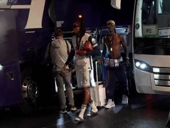 Nach dem Triumph gegen Manchester United im Finale der Europa League werden die Helden der Tottenham Hotspur am Hotel in Bilbao von den Fans begeistert empfangen - und mit Sprechchören gefeiert.