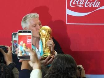 Der WM-Pokal ist in New York. Wenige Tage vor dem Beginn der Weltmeisterschaft hält die Tour die Tour der legendären Trophäe im Big Apple. Mittendrin: Bastian Schweinsteiger, ein Weltmeister von 2014.