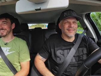 Wie gut ist ein Renault Mégane Grandtour als gebrauchtes Familienauto? Sidney und Ferry nehmen den beliebten Kombi genau unter die Lupe und zeigen, worauf Kaufinteressenten beim Gebrauchtwagencheck unbedingt achten sollten.

Gemeinsam prüfen sie den 1,5-Liter-Diesel auf Herz und Nieren: Wie zuverlässig ist der Motor? Welche typischen Schwachstellen gibt es? Wie steht es um Elektrik, Wartungskosten und den allgemeinen Zustand? Außerdem erklären die beiden Schritt für Schritt, wie man bereits mit einfachen Mitteln erkennt, ob ein Gebrauchtwagen gepflegt wurde oder teure Reparaturen drohen.
Bei der Probefahrt zeigt sich, wie sich der Mégane im Alltag schlägt und ob der Familienkombi auch nach mehreren Jahren noch überzeugen kann. Neben praktischen Tipps zum Gebrauchtwagenkauf gibt es wie gewohnt jede Menge lockere Sprüche, Anekdoten aus der gemeinsamen PS-Profis-Vergangenheit und die ehrliche Einschätzung, ob sich der Kauf des Franzosen wirklich lohnt.

Am Ende steht die entscheidende Frage: Ist der Renault Mégane Grandtour ein echter Preis-Leistungs-Tipp – oder gibt es bessere Alternativen?
