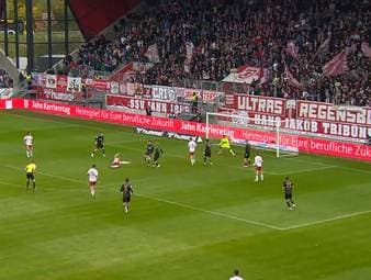 Jahn Regensburg feiert trotz eines 0:2-Rückstands einen ganz wichtigen Sieg in der 3. Liga. Das Siegtor gegen den VfB Stuttgart II fällt dabei auf kuriose Art und Weise.