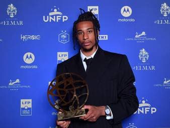Bayern-Star Michael Olise wird in Paris für seine guten Leistungen geehrt. Von der französischen Fußballer-Gewerkschaft wird er zum besten französischen Fußballer im Ausland gekührt. 