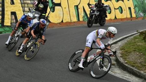 Tadej Pogacar (r.) fährt voran