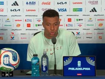 Vor dem zweiten WM-Spiel der Franzosen gegen den Irak schwärmt Kylian Mbappé von Bayerns Michael Olise und dem Zusammenspiel im Angriff. Dabei verweist der Real-Star aber auch auf die Nebenmänner der beiden. 