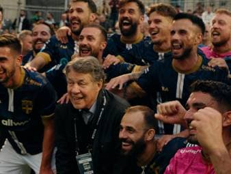 Prominenter Gast bei der Kleinfeld-WM in Essen. Otto Rehhagel beglückwünscht das griechische Team nach deren 5:1-Sieg gegen Syrien und wird selbst abgefeiert.