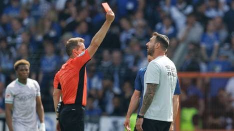 Kniat sieht Rote Karte