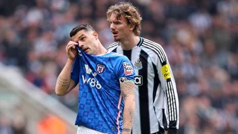 Nick Woltemade (r.) im Duell mit Granit Xhaka