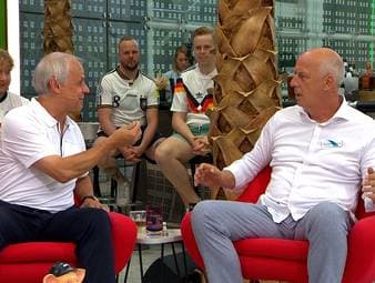 Kurioses Missverständnis im FIROCKX.ONE WM Doppelpass: Plötzlich schnappt sich Olaf Thon einen Euro von Mario Basler für das Phrasenschwein.
