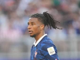 Mit seiner introvertierten Art brilliert Michael Olise bei der WM 2026 für Frankreich. Vor dem Viertelfinale gegen Marokko lobt Co-Trainer Guy Stéphan den Star von Bayern München ausgiebig.