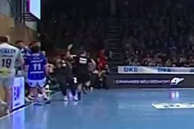 Irre Szene! Schiri streckt Handball-Coach nieder