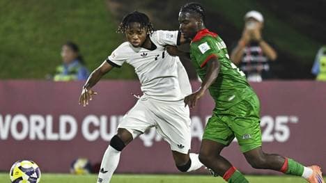 Kein Durchkommen für Wisdom Mike (l.)