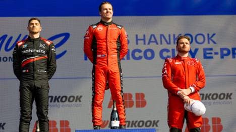 Nick Cassidy (M.) auf dem Podium