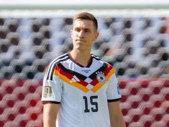 Am Montagnachmittag bestätigten sich die schlimmsten Vermutungen bei der deutschen Nationalmannschaft. Nico Schlotterbeck hat im WM-Spiel gegen die Elfenbeinküste einen Innenbandriss im linken Sprunggelenk erlitten und fällt nun für mehrere Monate und somit den Rest des Turniers aus.