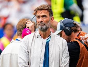 Bei Magenta TV spricht Shkordan Mustafi über Jürgen Klopp, den er neben dem Platz sehr schätzt, aber als Spieler immer unangenehm fand. 