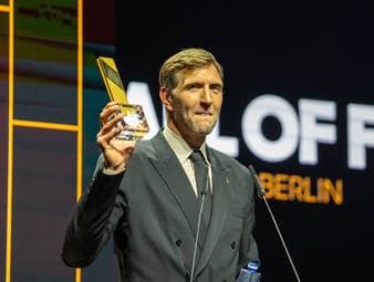 Dirk Nowitzki wird in die FIBA Hall of Fame aufgenommen. Einige Basketball-Nationalspielerinnen und der Präsident des DBB huldigen dem Ausnahmeathleten. 