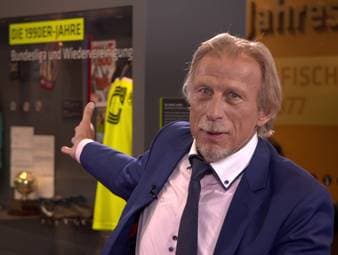 Christoph Daum wurde während Feierlichkeiten mit den Fans seine Trainingsjacke entwendet - Jahre später erhielt er sie von den neuen Besitzern zurück. 