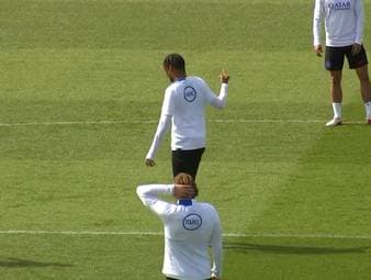 Bei den Stars von Paris Saint-Germain scheint die Laune vor dem Champions-League-Kracher gegen den FC Bayern München gut zu sein. Flügelflitzer Bradley Barcola muss im Abschlusstraining mehrmals dem Ball im Kreis hinterherjagen und bedankt sich bei seinen Mitspielern mit einer nicht ganz so feinen Mittelfinger-Geste.