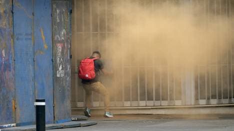 Ein Lehrer an der Metallbarrikade