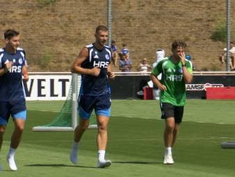 Edin Dzeko unterschriebt beim FC Schalke 04 für ein weiteres Jahr. Trotz seiner 40 Jahre hat der Transfer für Königsblau eine besondere Bedeutung.