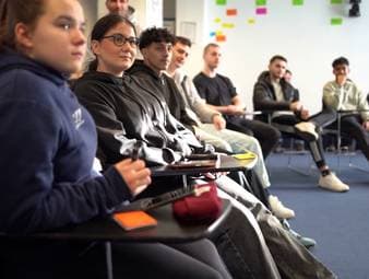 KickIn! ist eine deutschlandweite Beratungsstelle für Inklusion, die sich für Vielfalt im Profifußball einsetzt. Die Beratungsstelle unterstützt Fans, Vereine und Verbände dabei, Barrieren abzubauen und Fanszenen, das Vereinsleben und das Stadionerlebnis so zu gestalten, dass alle auch wirklich aktiv teilhaben können. 