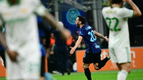 Hakan Calhanoglu feiert die erneute Führung